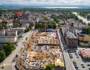 [Nysa] Wmurowano kamień węgielny pod budowę galerii Dekada